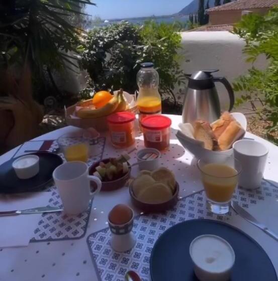 اتاق سه نفره دلوکس با چشم‌انداز دریا, Villa Chateau Les Terrasses, Tamaris, Vues Mer Exceptionnelles Au Calme, Mer Et Plage à 2mn à Pied
