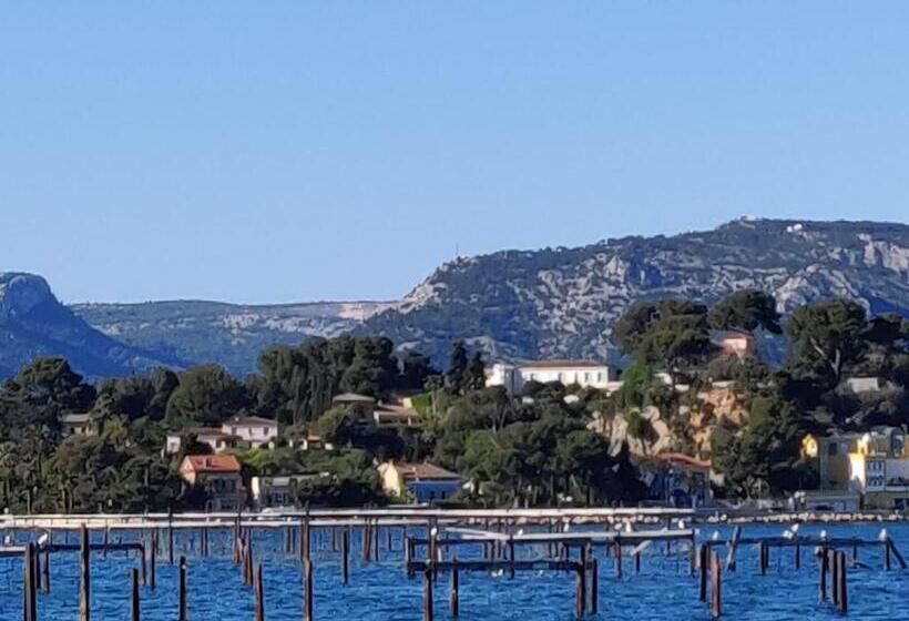 اتاق سه نفره دلوکس با چشم‌انداز دریا, Villa Chateau Les Terrasses, Tamaris, Vues Mer Exceptionnelles Au Calme, Mer Et Plage à 2mn à Pied