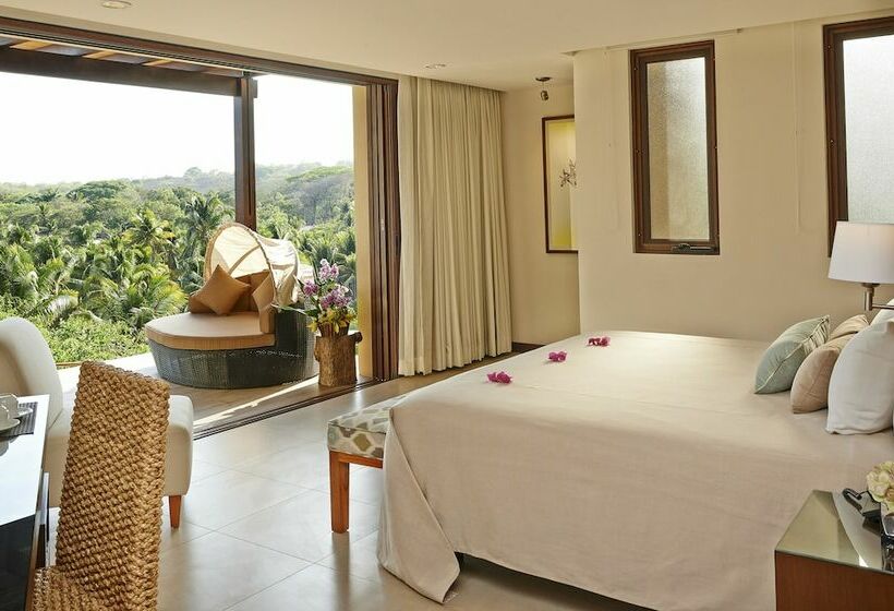 اتاق لوکس با تخت بزرگ, Las Flores Resort