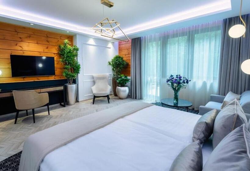 جناح مزود بجاكوزى, Avalon Resort & Spa