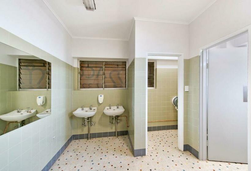 חדר מוזל מקלחת משותפת, Prince Of Wales