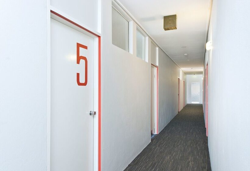 חדר מוזל מקלחת משותפת, Prince Of Wales