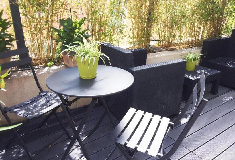 스탠다드 스튜디오, Les Terrasses De Castelnau