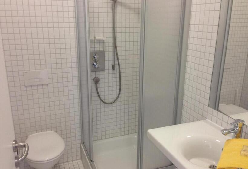 اتاق استاندارد چهار تخته, Jugendherberge Stuttgart Neckarpark