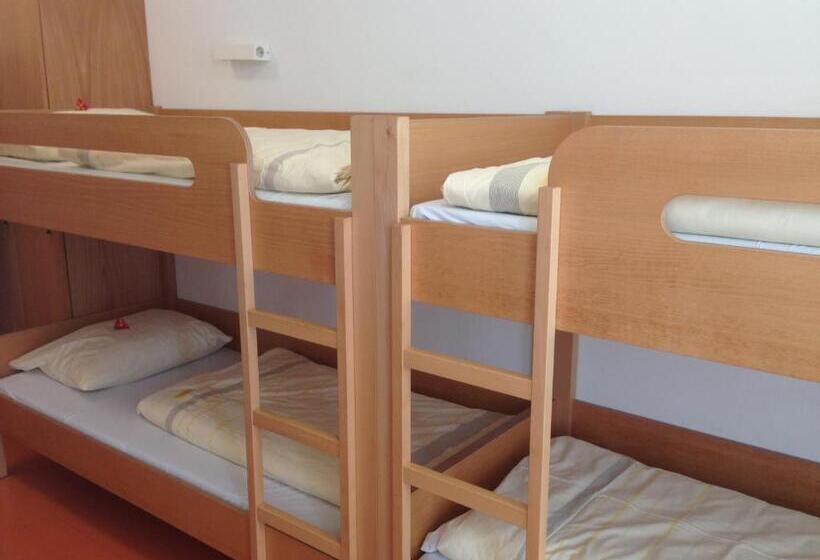 اتاق استاندارد چهار تخته, Jugendherberge Stuttgart Neckarpark