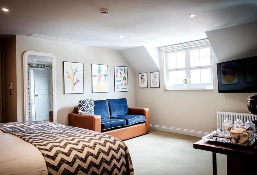 디럭스 패밀리 룸, The Queen's Head