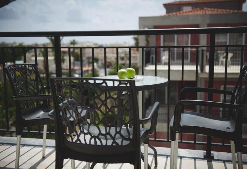 Апартаменты 2 Спальни с Балконом, Valentinos Apartments