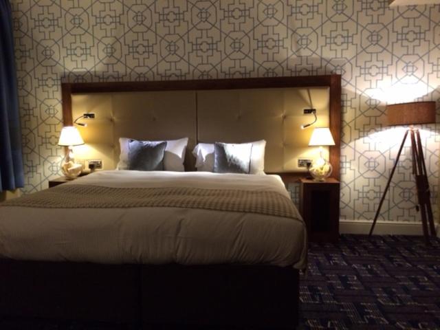 Camera Standard, The Crown Wetherspoon