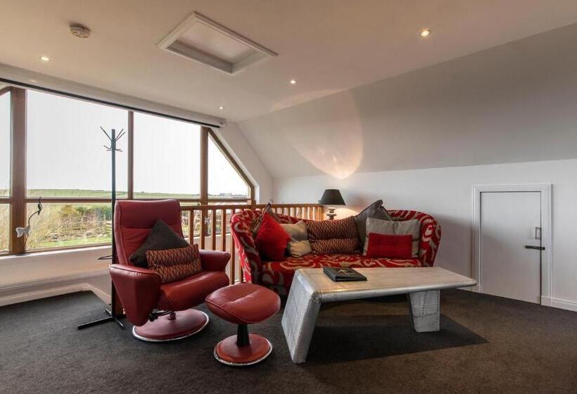 Deluxe Suite King Bed, Valleyview House