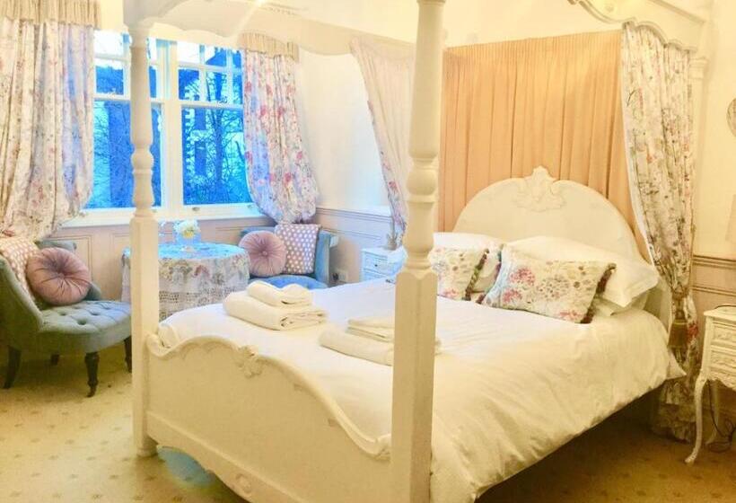 סוויטה, Storrs Gate House