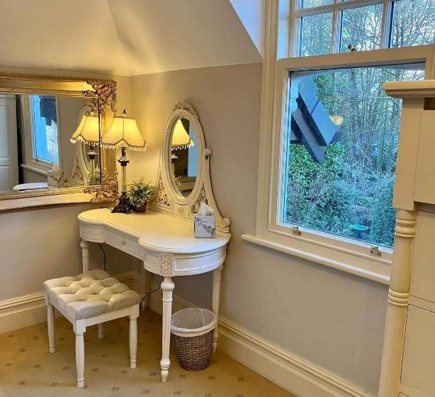 סוויטה, Storrs Gate House