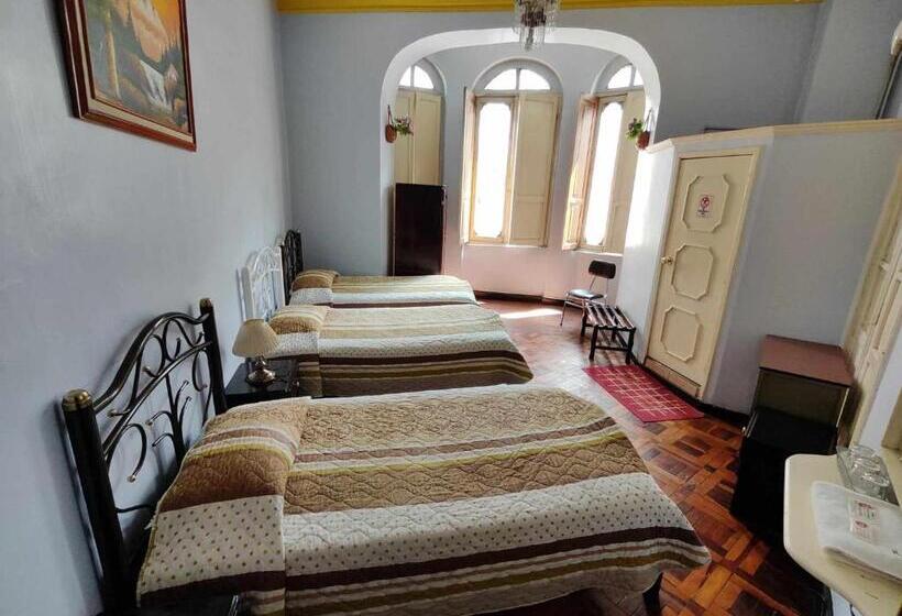اتاق استاندارد سه نفره, Hostal Juana De Arco