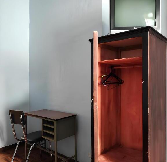 اتاق اکونومی با حمام مشترک, Hostal Juana De Arco