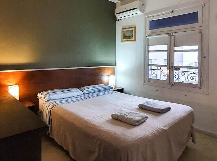 اتاق استاندارد با سرویس بهداشتی مشترک, Hostel Carlos Gardel
