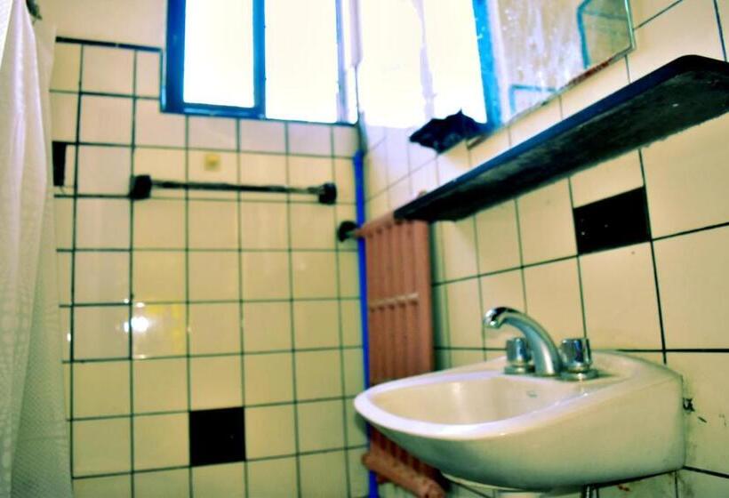 标准平房, Zeppelin Art Hostel