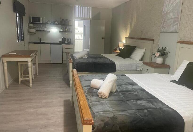 Семейный Номер Вид на Сад, Cypress Bnb