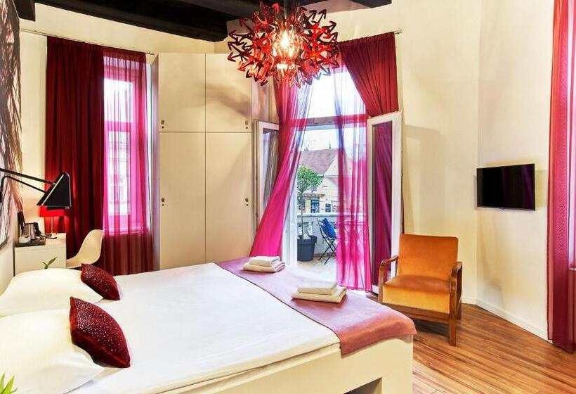 اتاق لوکس با چشم‌انداز شهر, Art Hotel Like