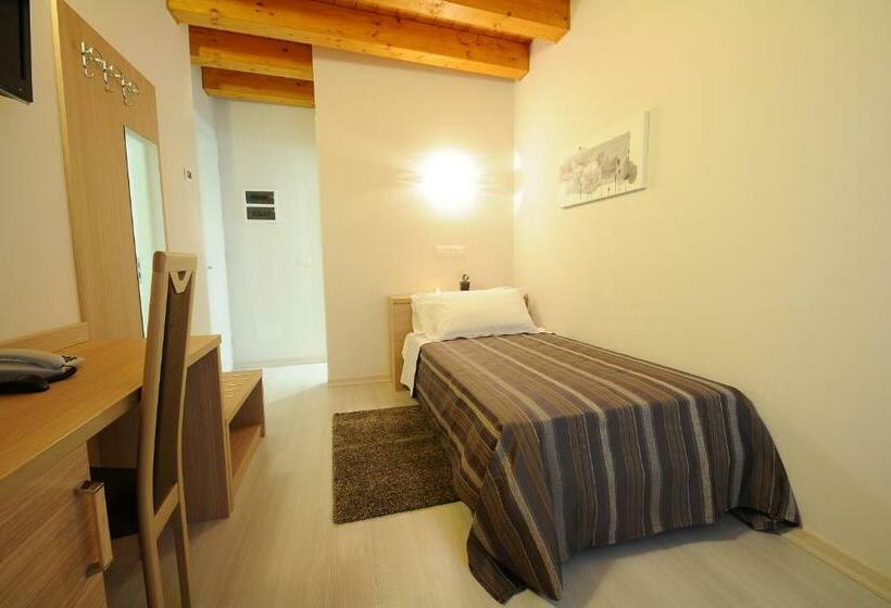 اتاق استاندارد یک نفره, Albergo Leon Bianco Gonars
