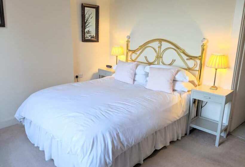 Deluxe room with river view, Warwick Hall