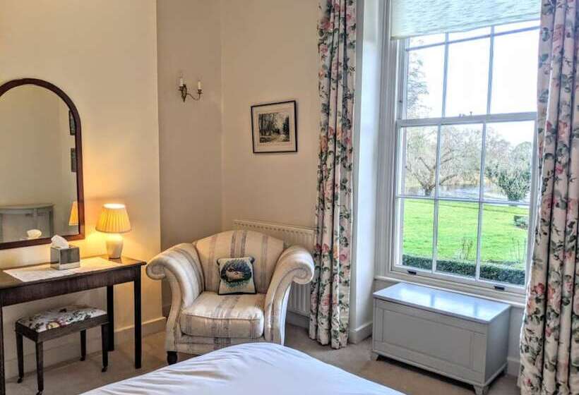 Deluxe room with river view, Warwick Hall