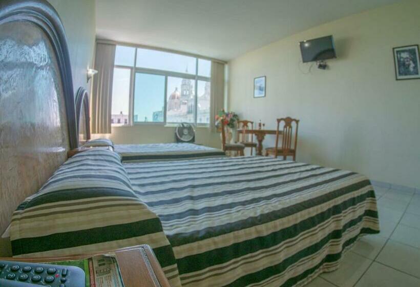 غرفة قياسية ثلاثية, Plaza Sahuayo