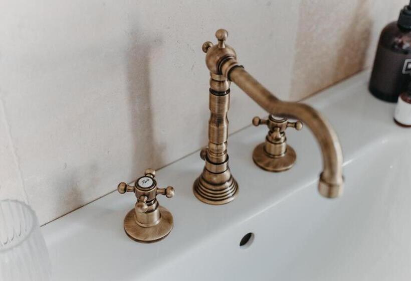 اتاق لوکس, Ráj Na Zemi Venkovský Hotel A Kavárna