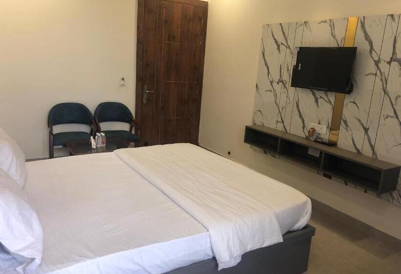 Номер Deluxe, C T Heights Inn
