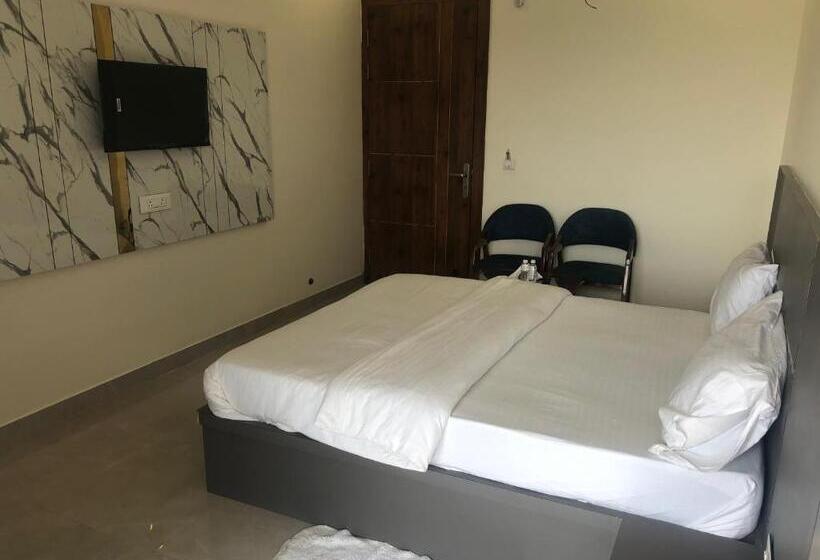 Номер Deluxe, C T Heights Inn