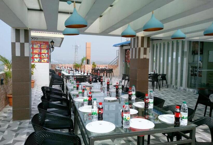 اتاق استاندارد چهار تخته, Adarsha Palace