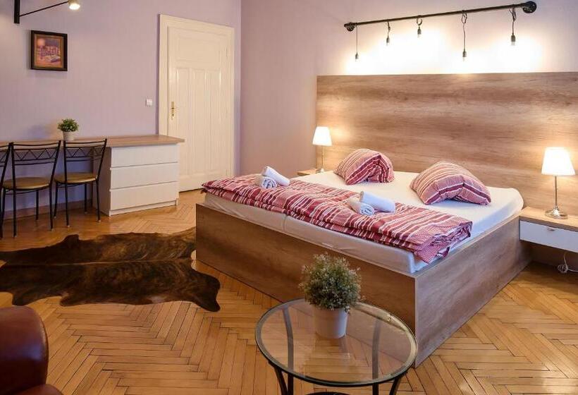חדר סטנדרטי לארבעה עם חדר אמבטיה משותף, Stodolní Apartment