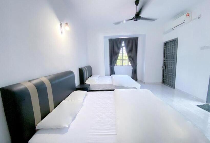 Номер Стандарт с Балконом, Venice Guest Hostel   Bilik Sahaja