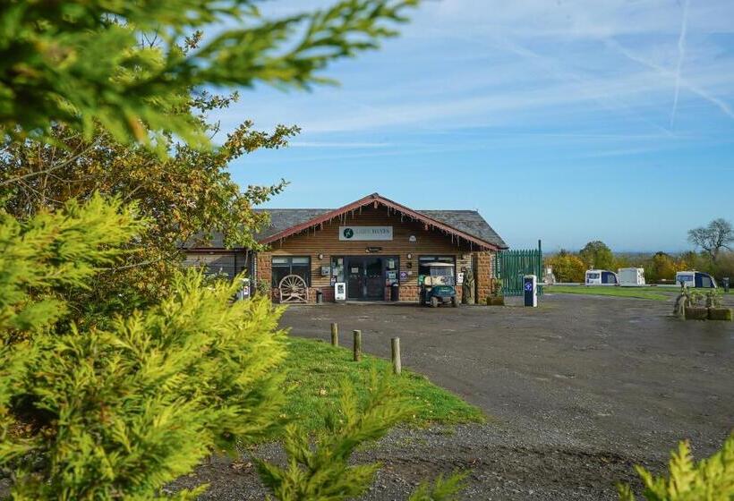 Шале Superior 1 Спальня, Dog Friendly Stagecoach Glamping Pod With Hot Tub