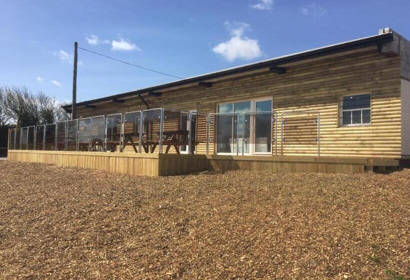 Шале Superior 1 Спальня, Dog Friendly Stagecoach Glamping Pod With Hot Tub