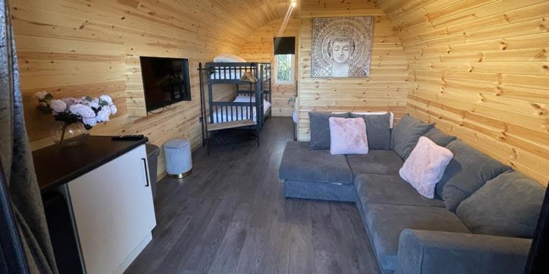 Шале Superior 1 Спальня, Dog Friendly Stagecoach Glamping Pod With Hot Tub