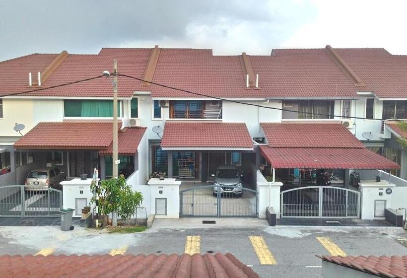 Дом 3 Спальни, Dillenia Nilai Homestay