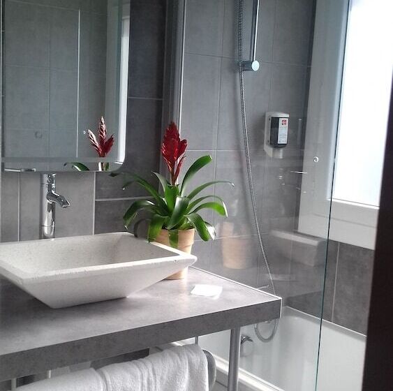 Четырехместный Номер Стандарт, Abor Hôtel, Mont De Marsan
