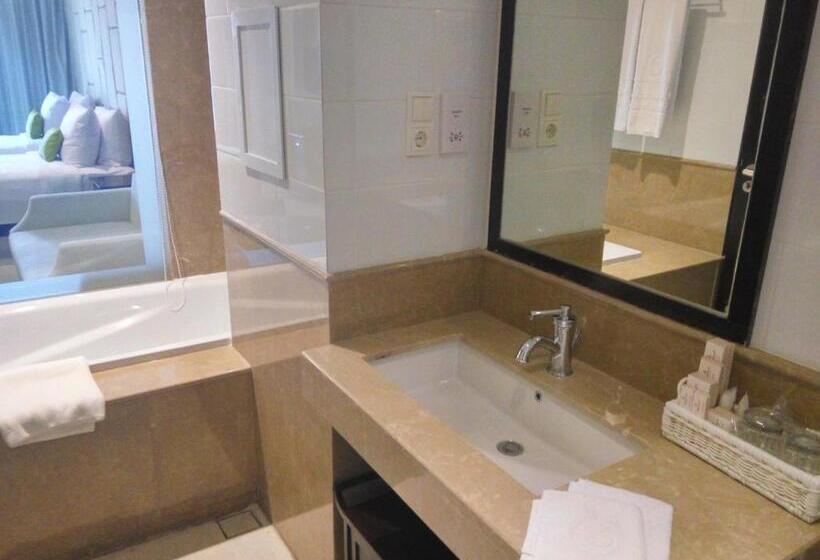 Номер Deluxe с Балконом, Jambuluwuk Oceano Seminyak