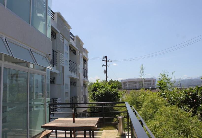 Полулюкс, The Reef Hotel And Residences