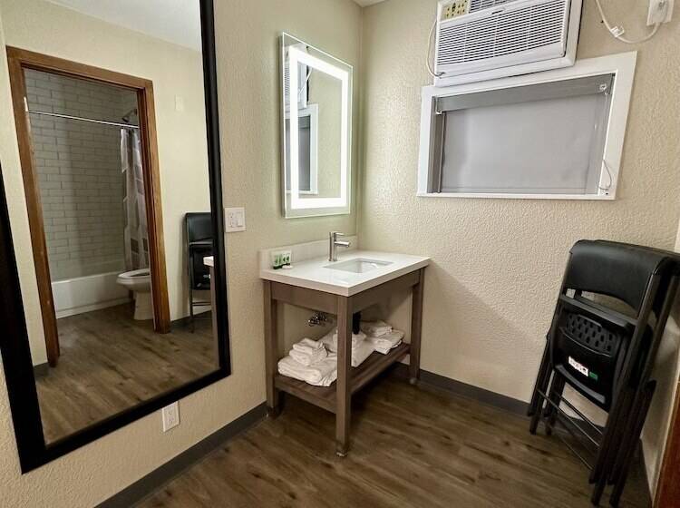 شقة غرفة واحدة, Wapiti Self Service Lodge