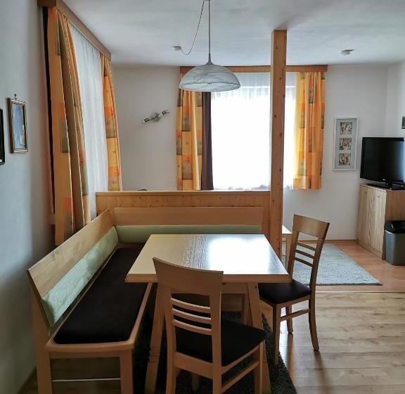 1 Sovrums Lägenhet, Haus Höll Herta