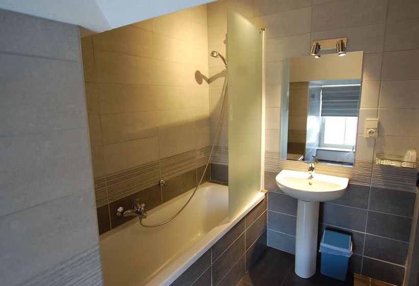 Номер Стандарт Трехместный, Piano 2   Mont St Guibert   Louvain La Neuve