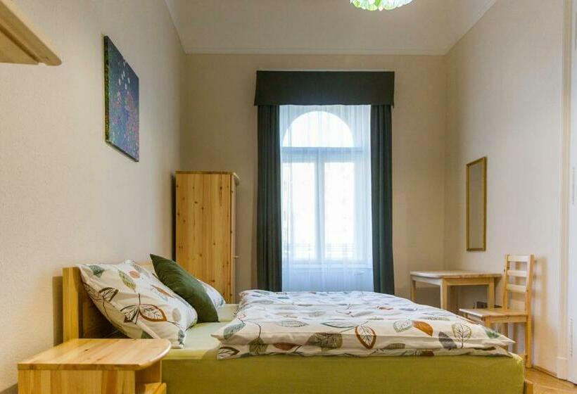 اتاق استاندارد با سرویس بهداشتی مشترک, East Private Rooms