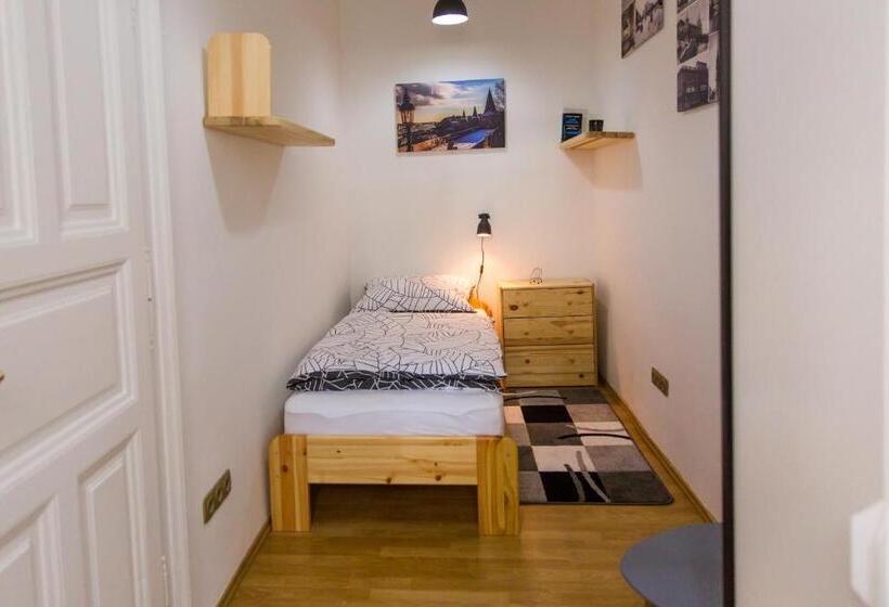 اتاق استاندارد یک تخته با سرویس بهداشتی مشترک, East Private Rooms