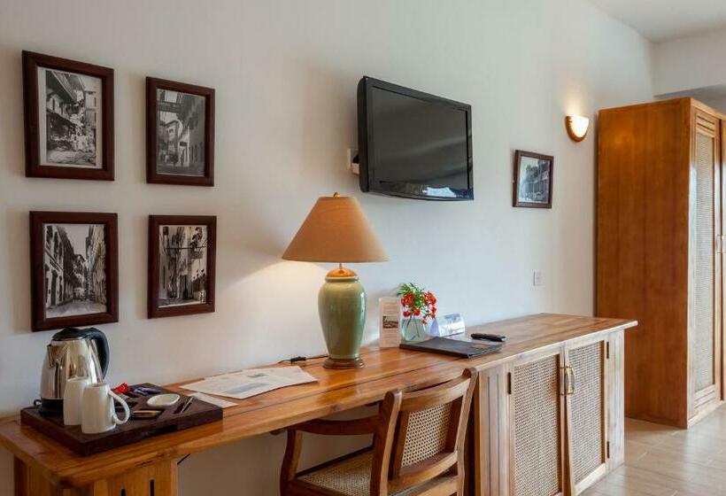 اتاق لوکس با چشم‌انداز دریا, Ocean Village Club