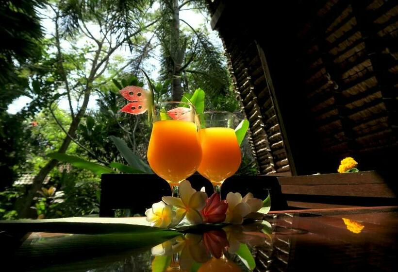Хижина, Cili Emas Oceanside Resort