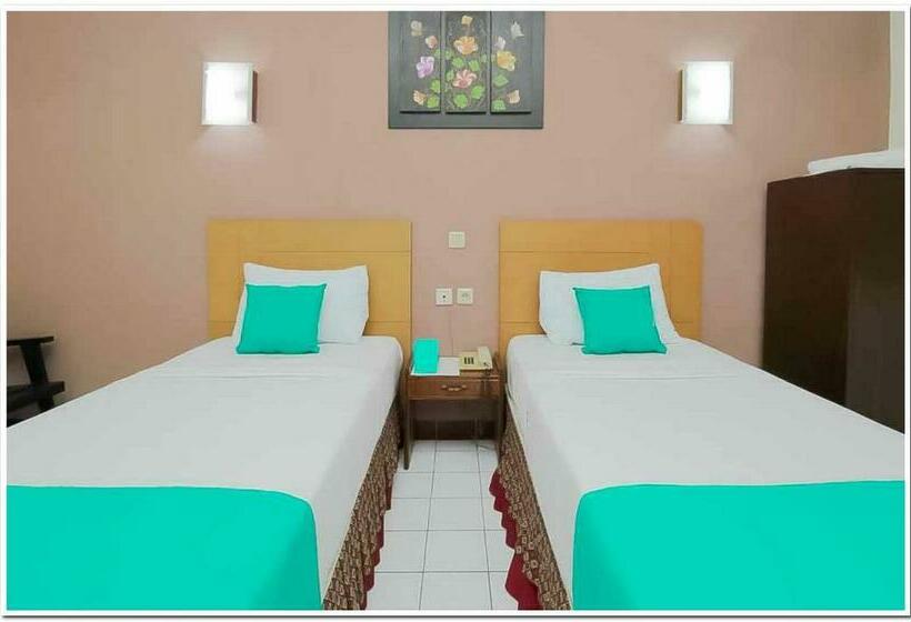 Номер Deluxe, Lestari Near Lippo Plaza Mall Jember Mitra Reddoorz