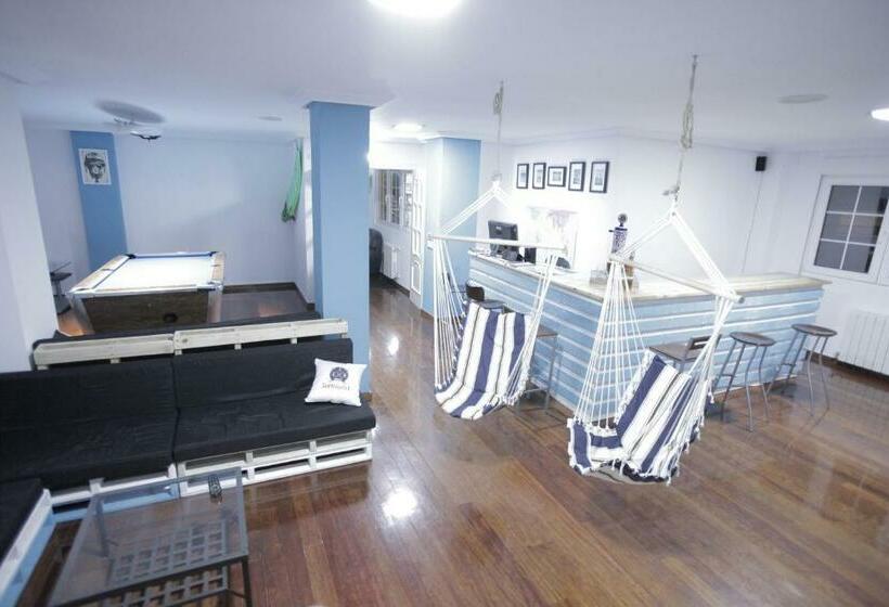 Кровать в Общей Комнате, Gijon Surf Hostel