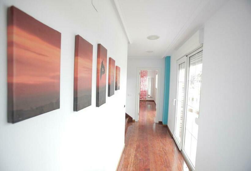 Кровать в Общей Комнате, Gijon Surf Hostel