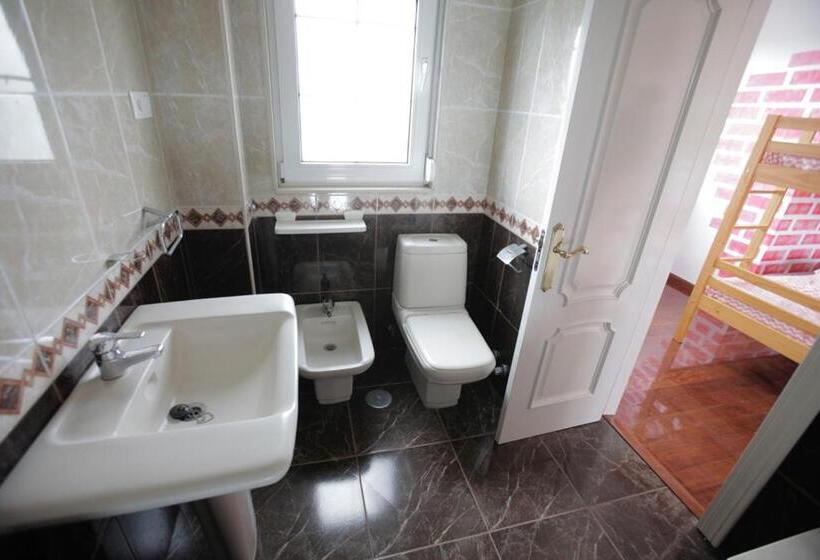 Кровать в Общей Комнате, Gijon Surf Hostel