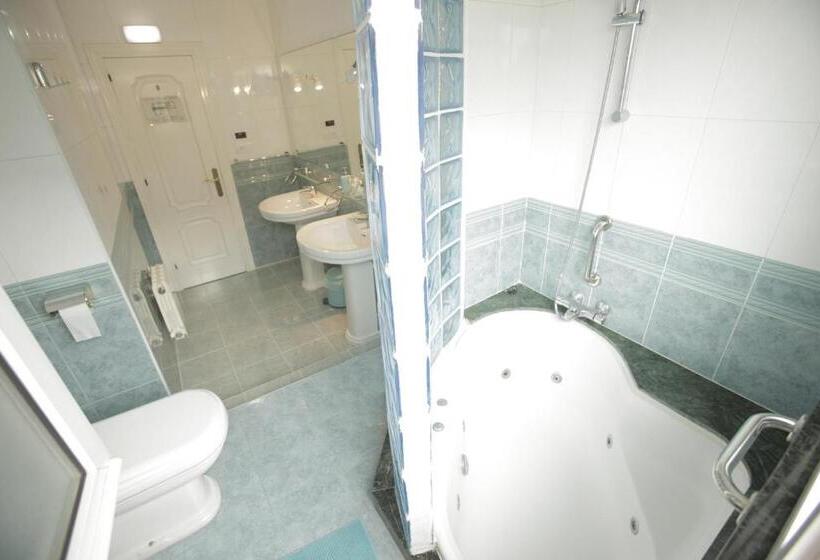 Кровать в Общей Комнате, Gijon Surf Hostel